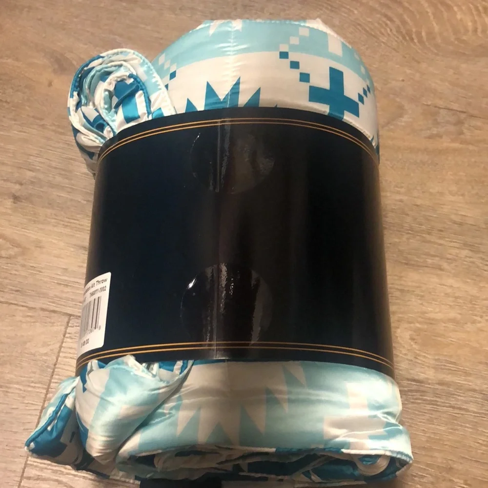 Brand 🆕💖💖💖 PENDLETON packable throw. - Picture 6 of 7